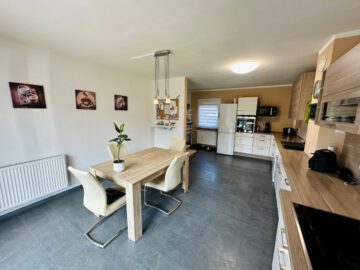 Faid | Eifel | ca. 585 m² Grundstück | ca. 140 m² Wohnfläche | Saniert 2012 | Dach erneuert 2014 - Küche und Esszimmer