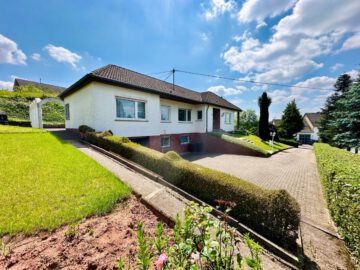 Bausendorf | Bungalow | ca. 5.604 m² Grundstück | ca. 143 m² Wohnfläche | Ortsrand - Gesamtansicht