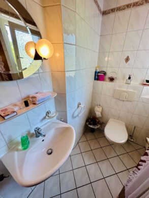 Bausendorf | Bungalow | ca. 5.604 m² Grundstück | ca. 143 m² Wohnfläche | Ortsrand - Gäste-WC